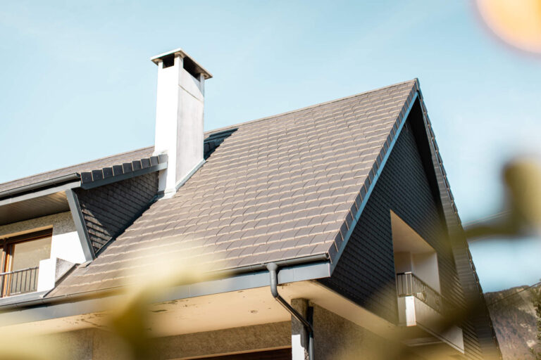 Photo d'un toit en terre cuite grise